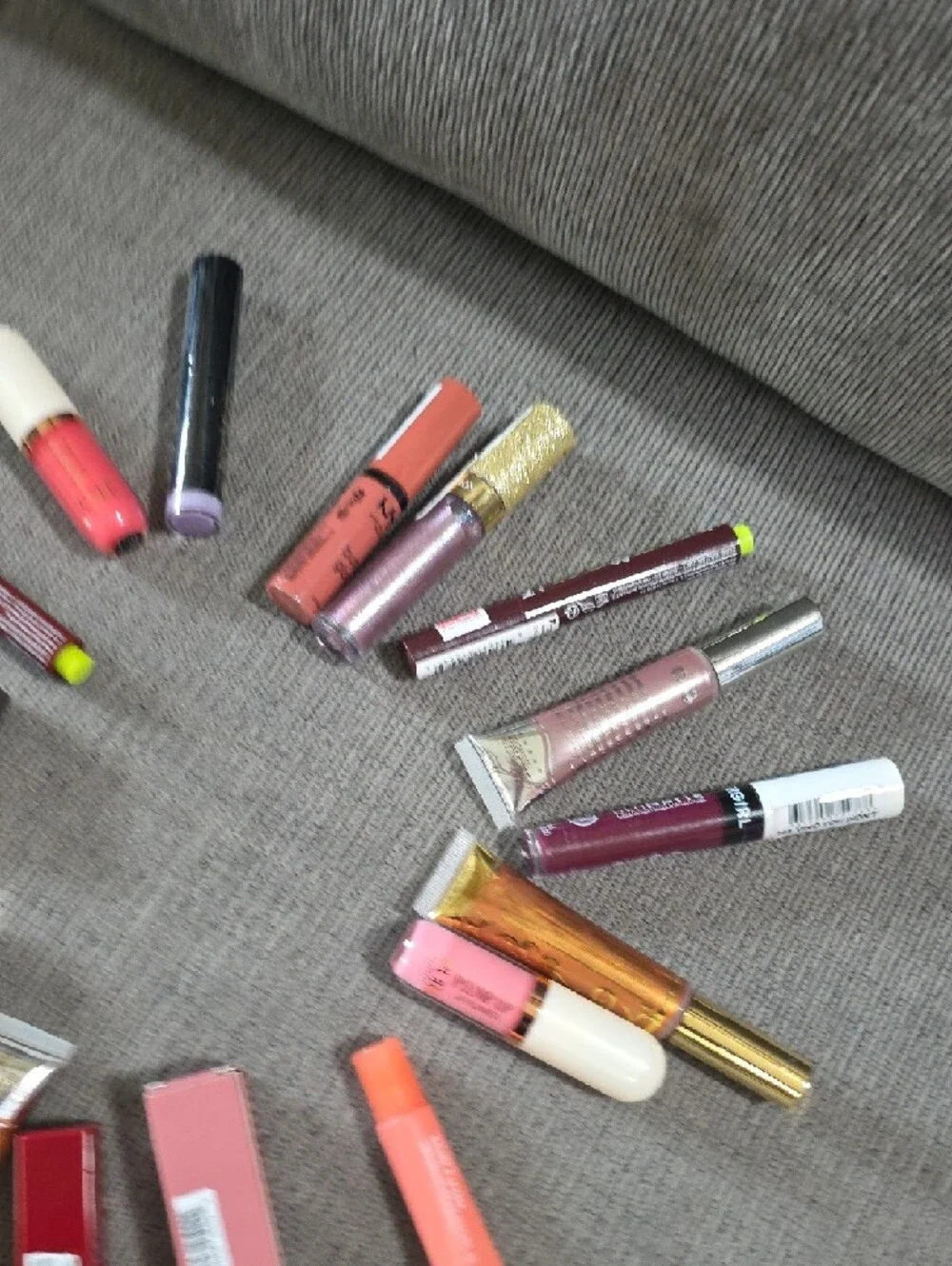 Assorted Lip Gloss & Liquid Lipstick In A Variety Of Colors And Brands, New, 20.